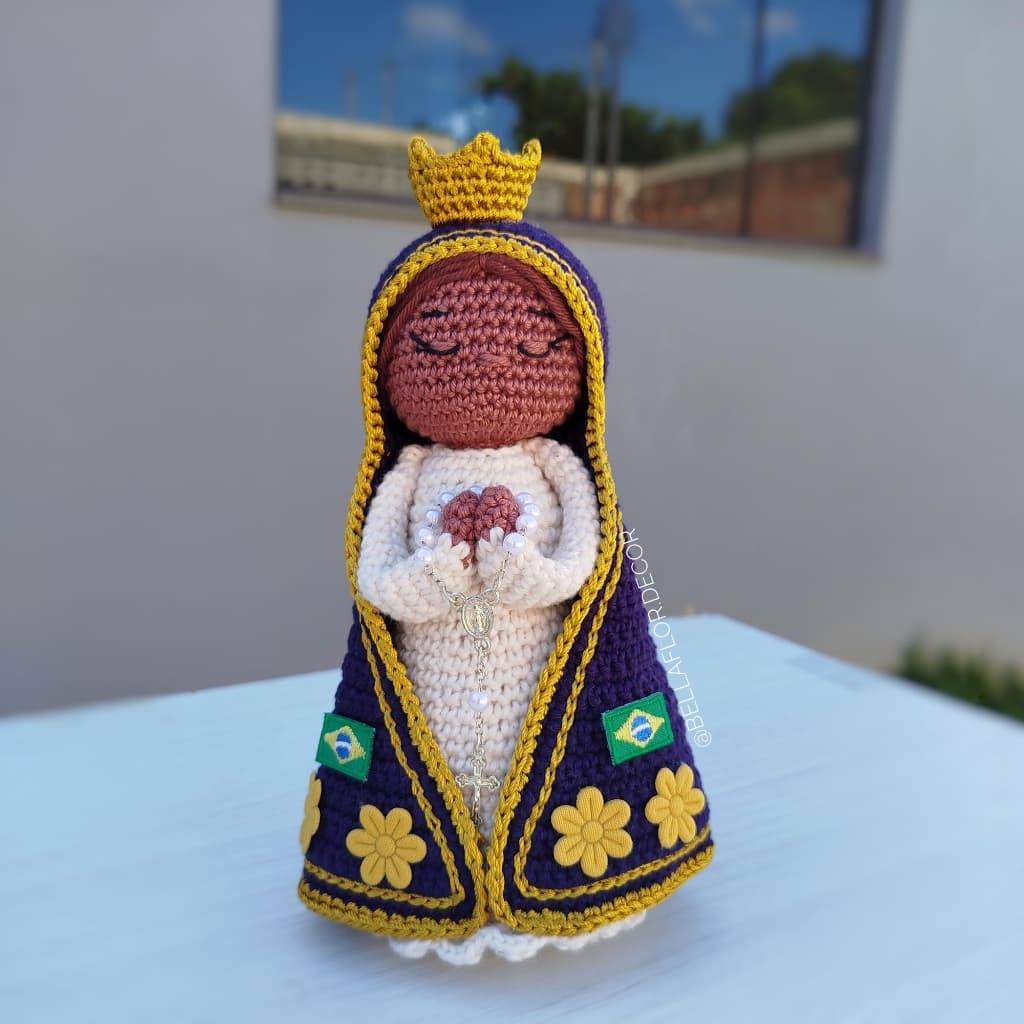 Nossa Senhora Aparecida com tercinho em amigurumi, crochê. Padroeira do Brasil