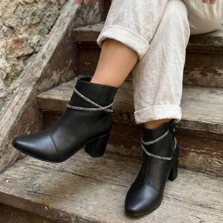 Bota Feminina de Bico Fino Luxo Com Tiras De Strass Salto Grosso Médio Bloco Ref. 20/131