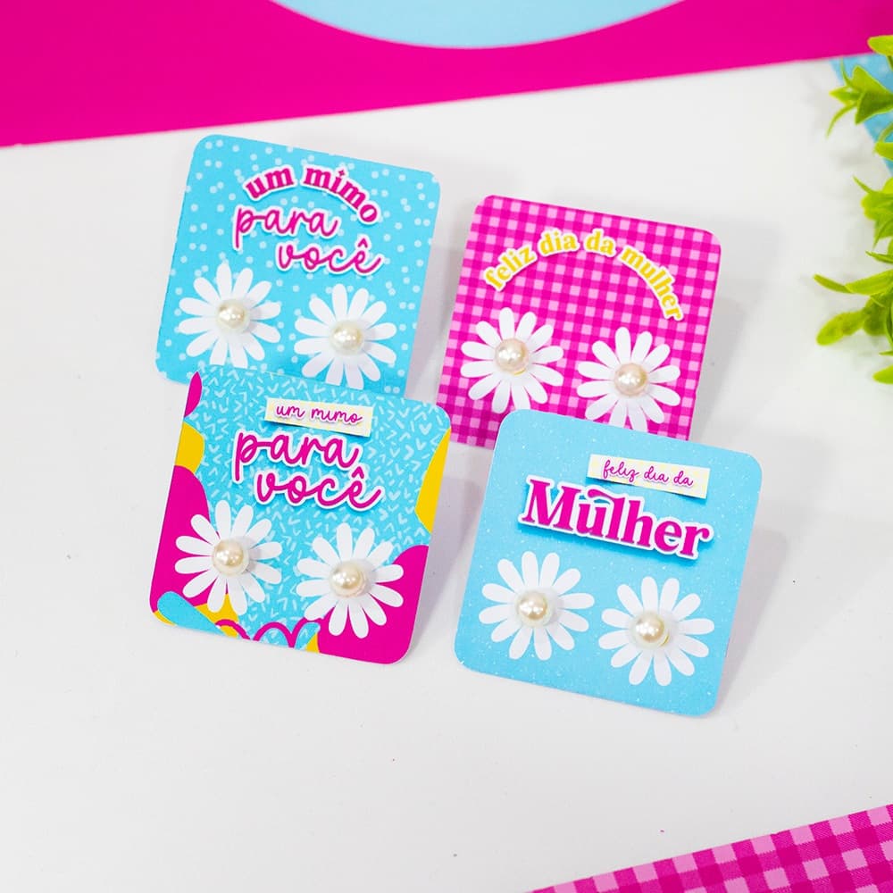 Brinco com tag Dia da Mulher - Brinco de pérola Dia das Mulheres -  Lembrancinha Dia das Mulheres - 8 de Março