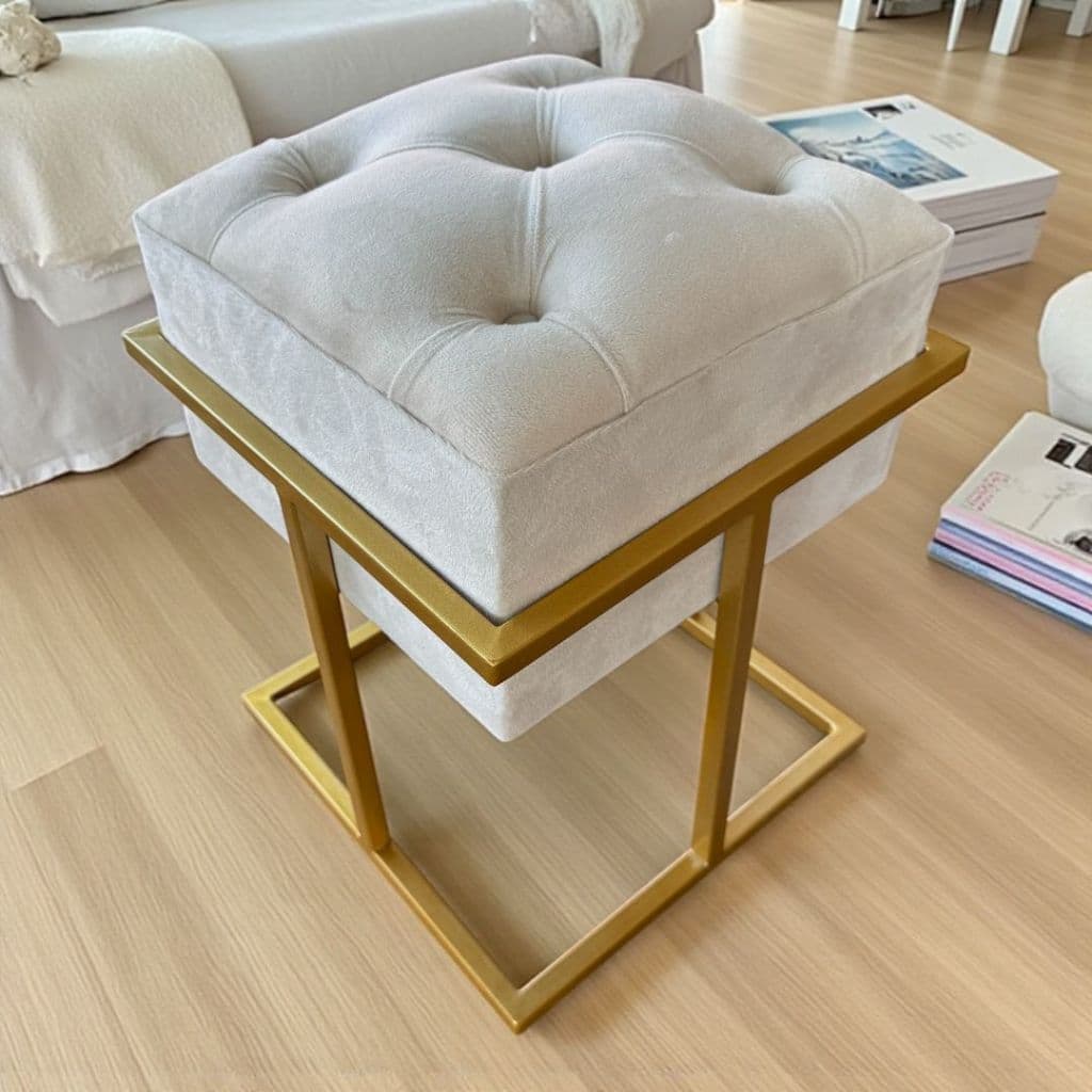 Puff Banqueta Estofada Luxo Base Dourada em Metal – Design Moderno Decorativo