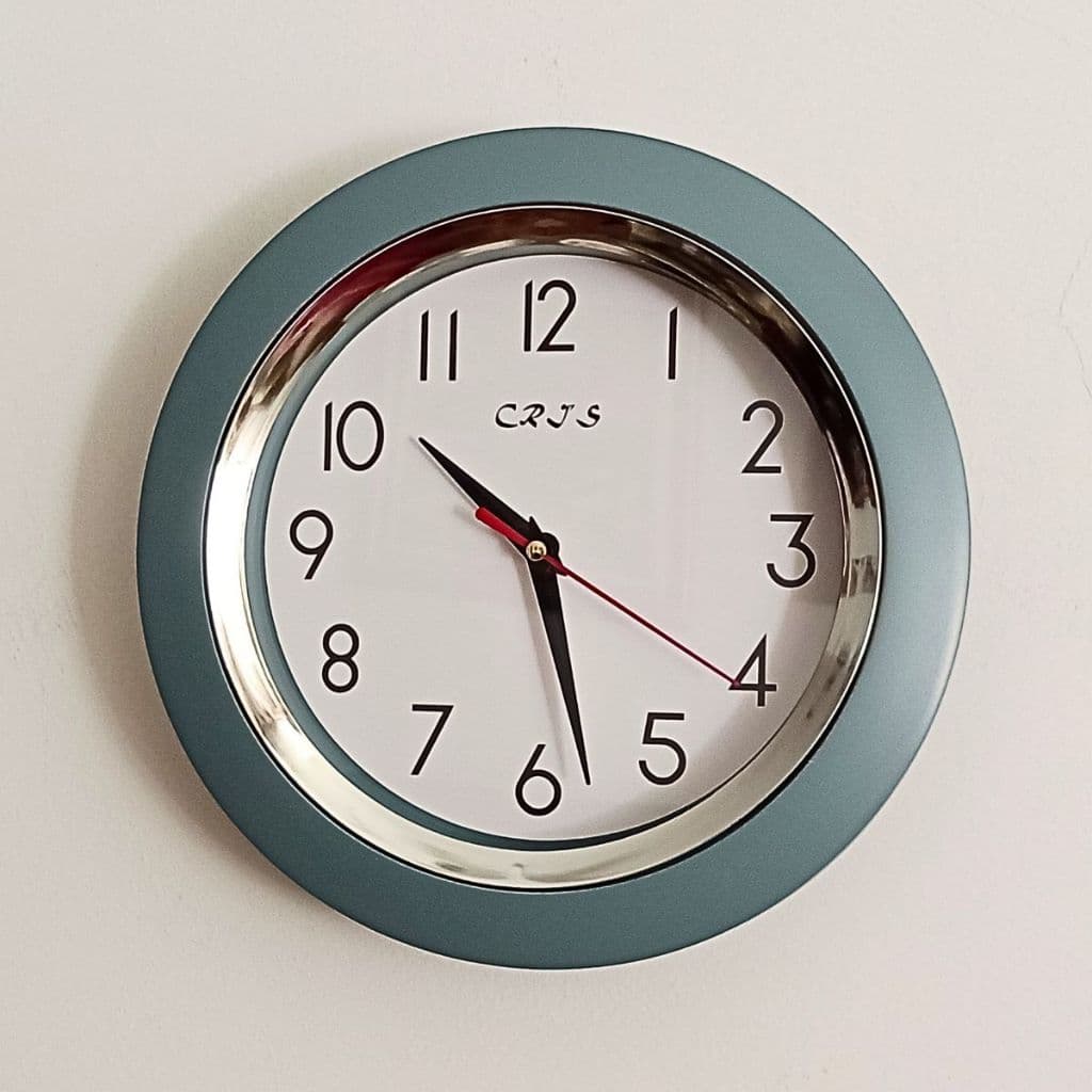 Relógio de Parede 24,5 cm x 24,5 cm com Números Grandes Elegante Quartz Prático e Decorativo
