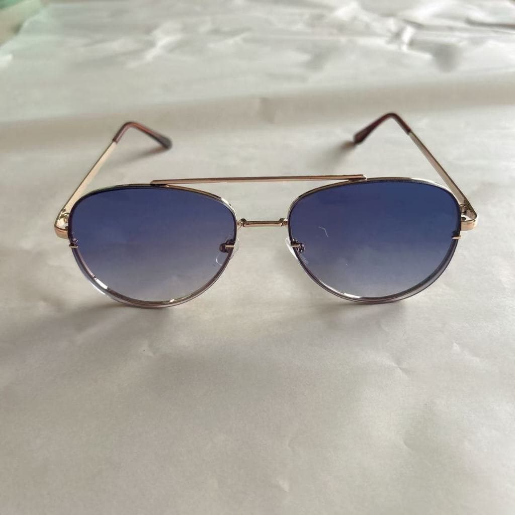 Óculos de sol com proteção UV, adequados tanto para homens quanto para mulheres.