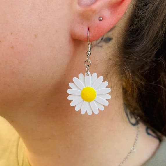 Brincos Margarida 3D Encantadores - Leve a Primavera com Você! 🌼
