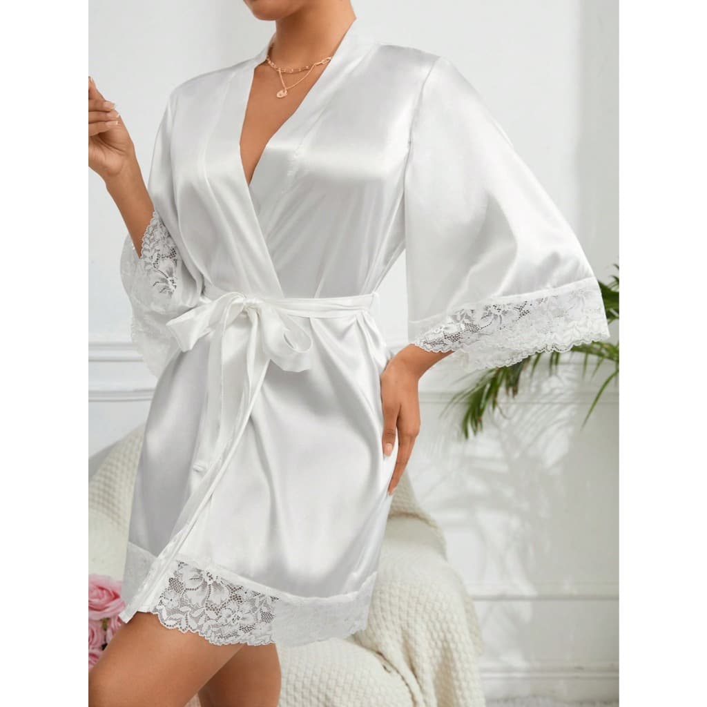 Robe Branco Feminino de Cetim com Renda