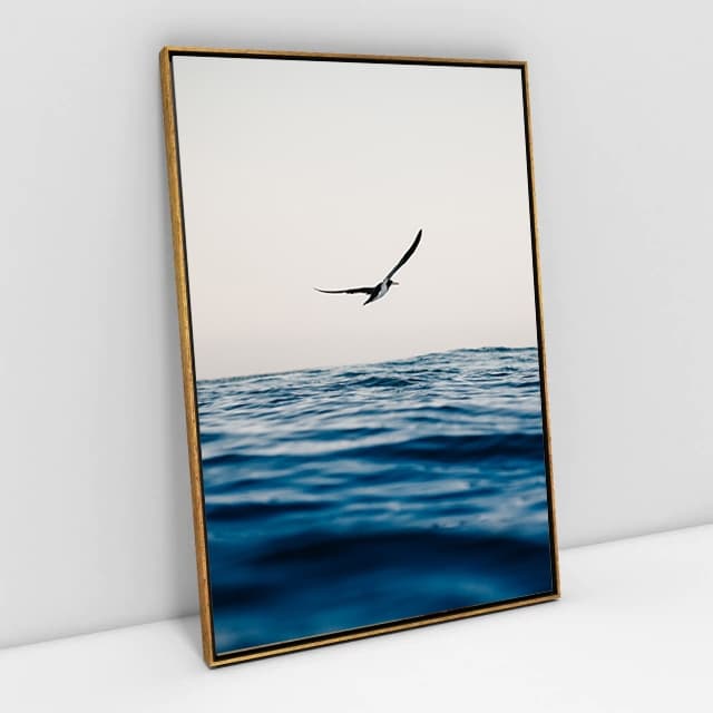Quadro Decorativo Paisagem Gaivota Voando Sobre o Mar Azul Marinho com Céu Branco para Casa Praia Pousada