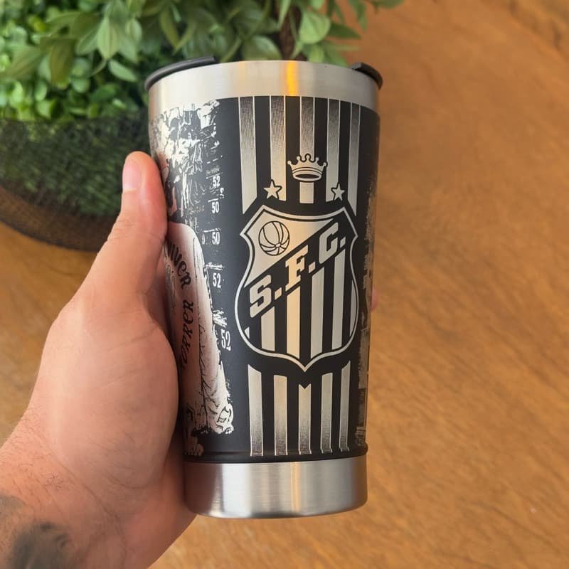 Copo Térmico Personalizado 360°, Gravação a Laser Personalizado com arte decorativa temática esportiva Santos Pele