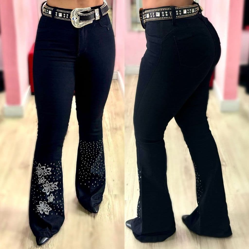 Calça Country Flare Jeans Feminina Flor e Pedraria Preta Cintura Alta Brilhos Luxo Rodeio Cavalgada