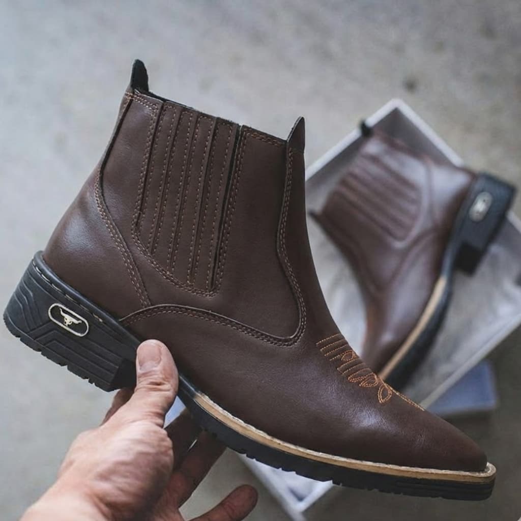 Bota Country Botina Rodeio Texana de Couro Solado Borracha Látex Resistente Roça Elastico Lateral