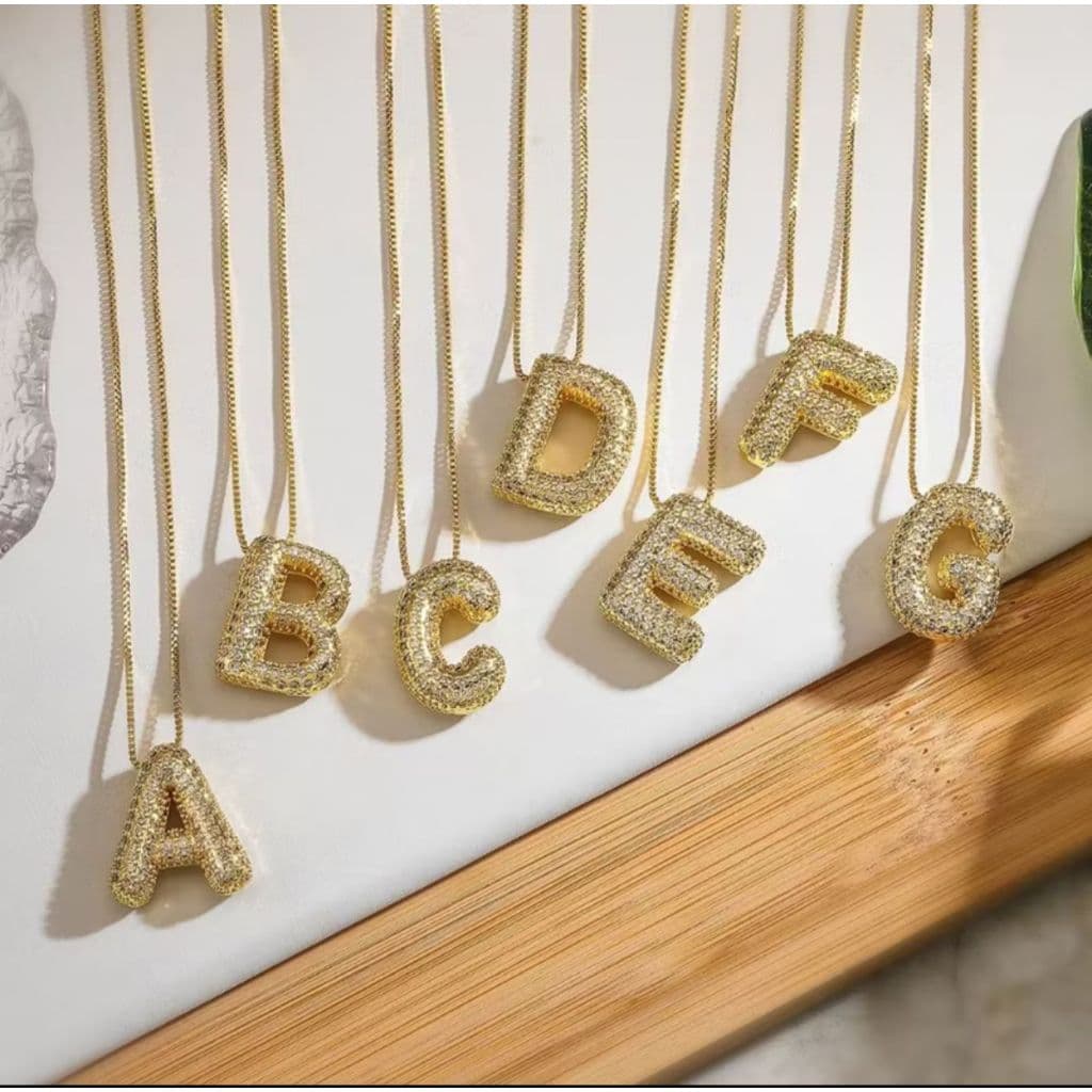 COLAR DE LETRA INICIAL DE ZIRCONIA CRAVEJADO E FOLHEADO