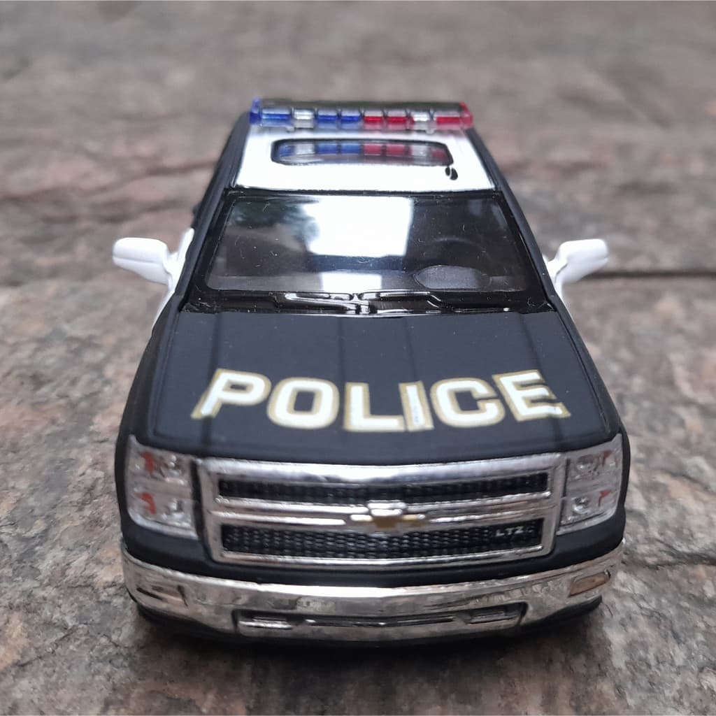 Miniatura Chevrolet Silverado Police Preta 1:46 Kinsmart 2014 Metal e Fricção.