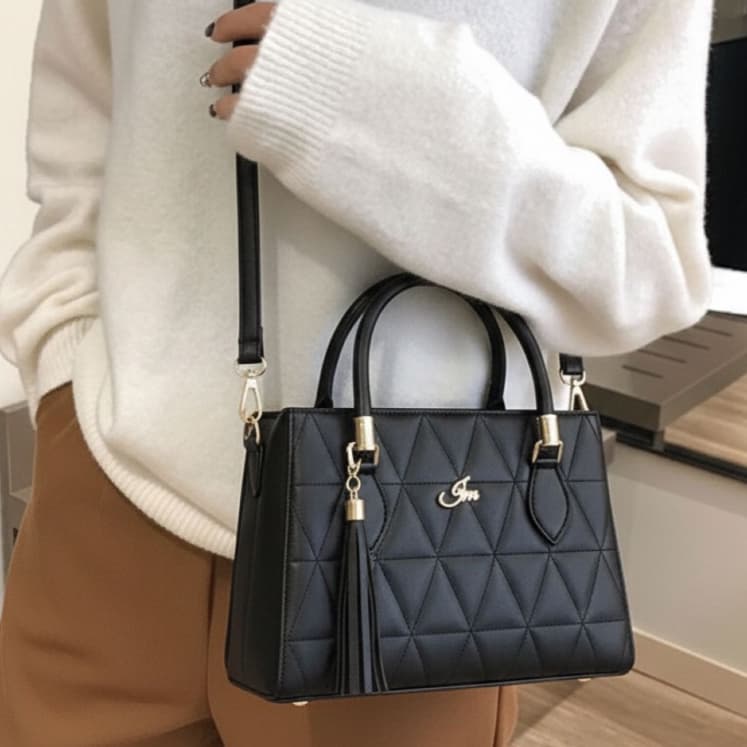 Bolsa Feminina com Alça Transversal Triangle Immateriale Exclusiva Promoção