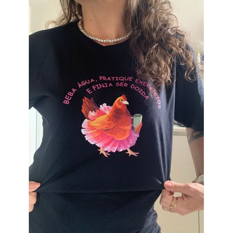Camiseta Algodão Unissex Meme Engraçada “Beba Água, Pratique Exercícios e Finja Ser Doida”