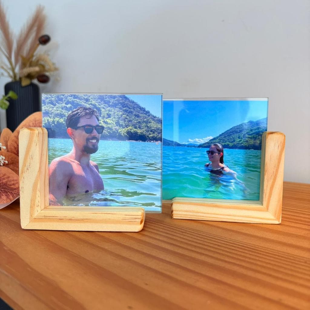 Porta-Retrato de Mesa 10x10 (Vidro + Madeira) | Presente Personalizado