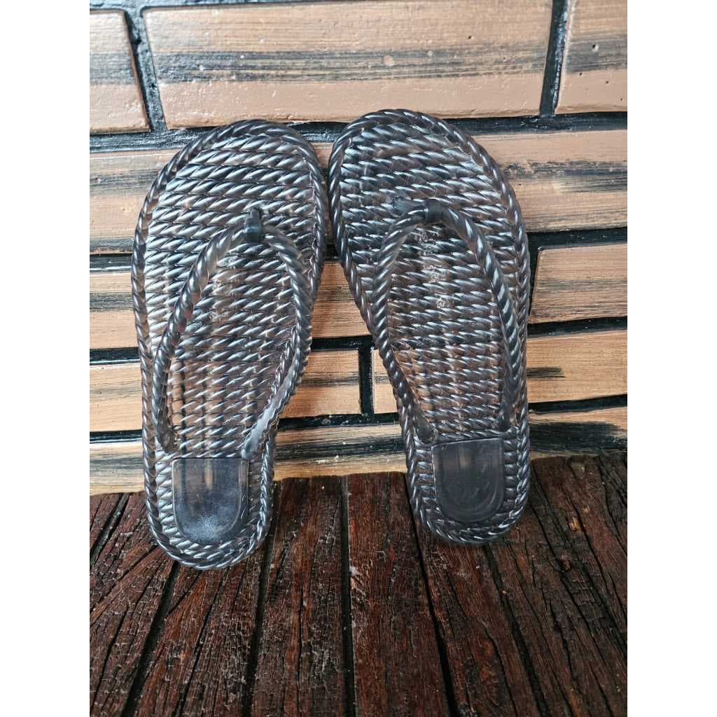 Chinelo Feminino Trançado em PVC Confortável Leve Antiderrapante