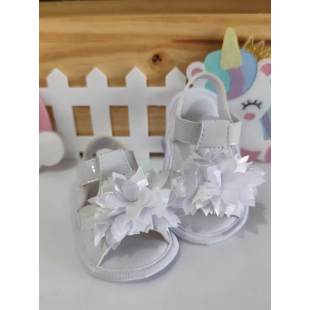 Sandália para Menina Luxo 0 a 12 meses em Branco Verniz com enfeite em cetim
