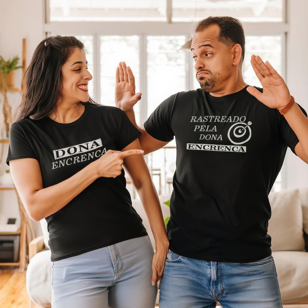 KIT Casal 2 Camiseta Engraçada Carnaval ''Rastreado pela dona encrenca'' 100% Algodão Envio Imediato