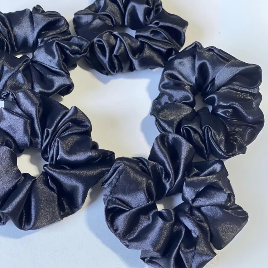 Kit 06/10/12/16 Scrunchies Cetim Preto Xuxinhas Antifrizz Elegante Não Marca Cabelo Costura Escondida