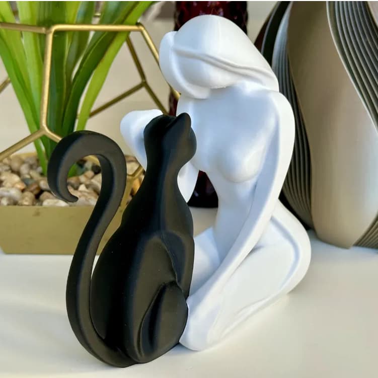 Escultura Decorativa Mulher com Gato – Amor, Conexão e Elegância na Decoração
