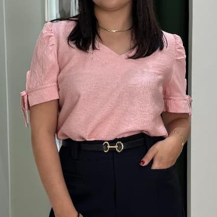 BLUSA FEMININA COM MANGA CURTA LISA COM GOLA V BASICA