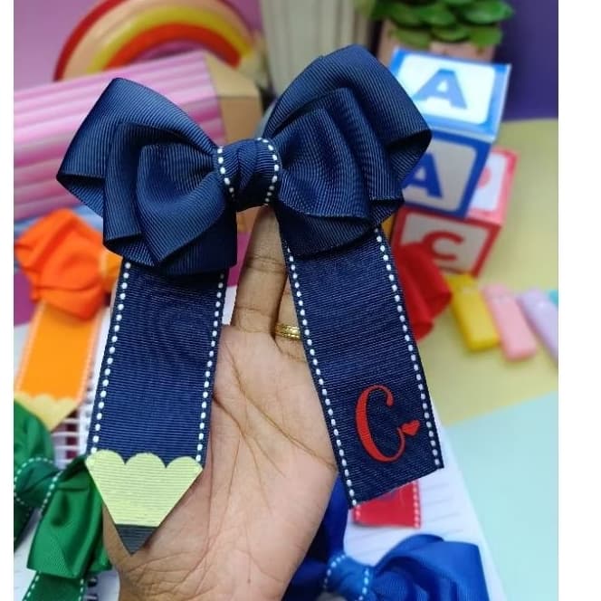 Laço escolar com inicial personalizado/presilha escolar/acessório infantil escolar/Laço com nome infantil/escolar baby