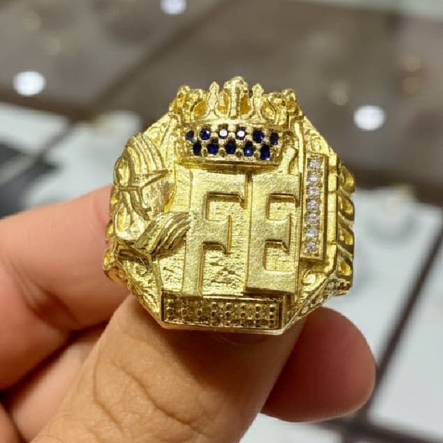 DEDEIRA ANEL FÉ EM DEUS CRAVEJADO FEITO EM MOEDA ANTIGA RELIGIOSO MASCULINO FEMININO COR DE OURO 18K