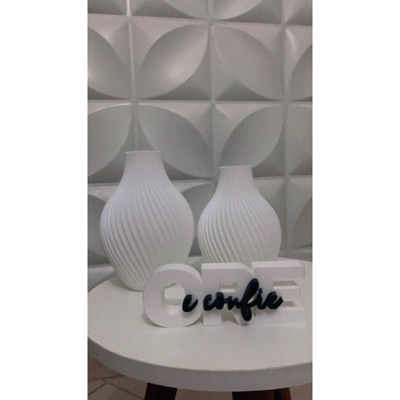 kit decorativo minimalista com letreiro “ore e confie”