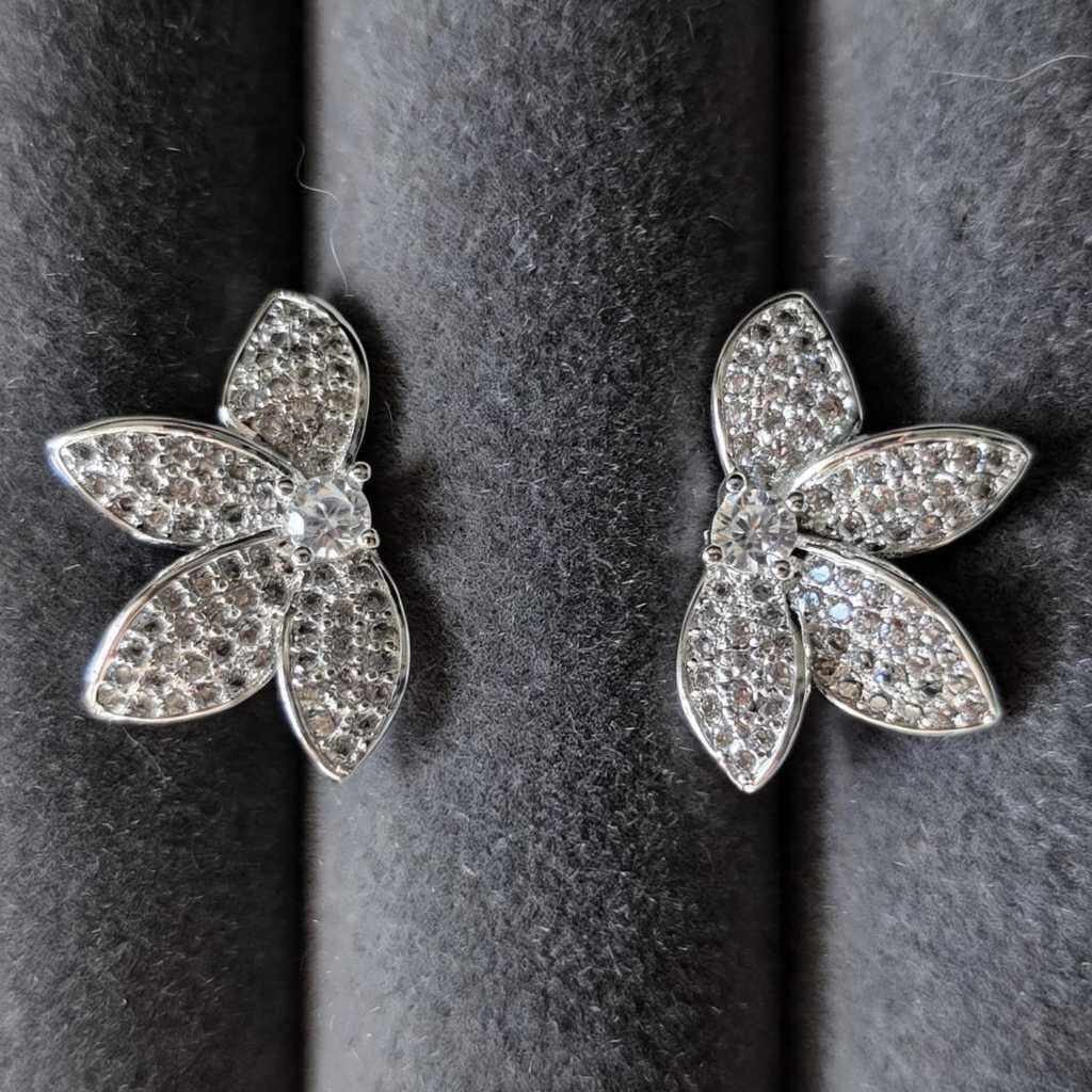 Brinco Meia Flor Cravejada Banhada A Prata 925 c verniz