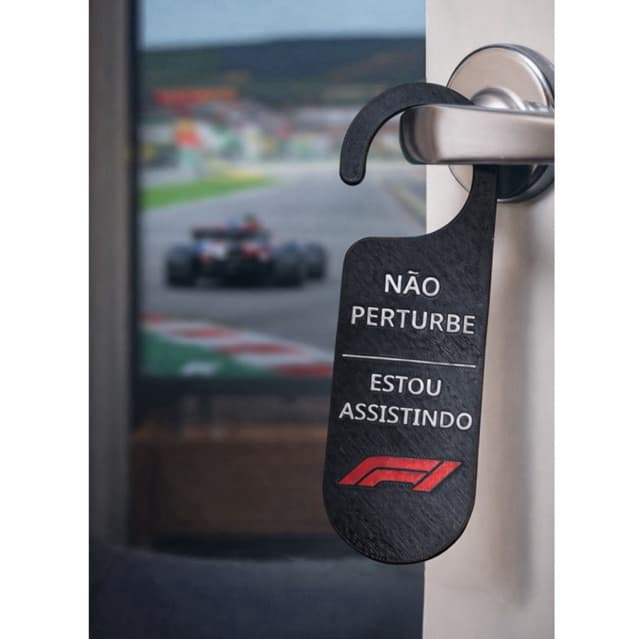 Plaquinha de Porta “Não Perturbe – Estou Assistindo F1” | 15 x 5 cm