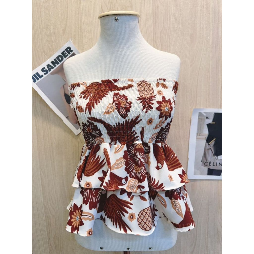 Blusa feminina de viscose sem mangas e sem alças com bainha franzida,