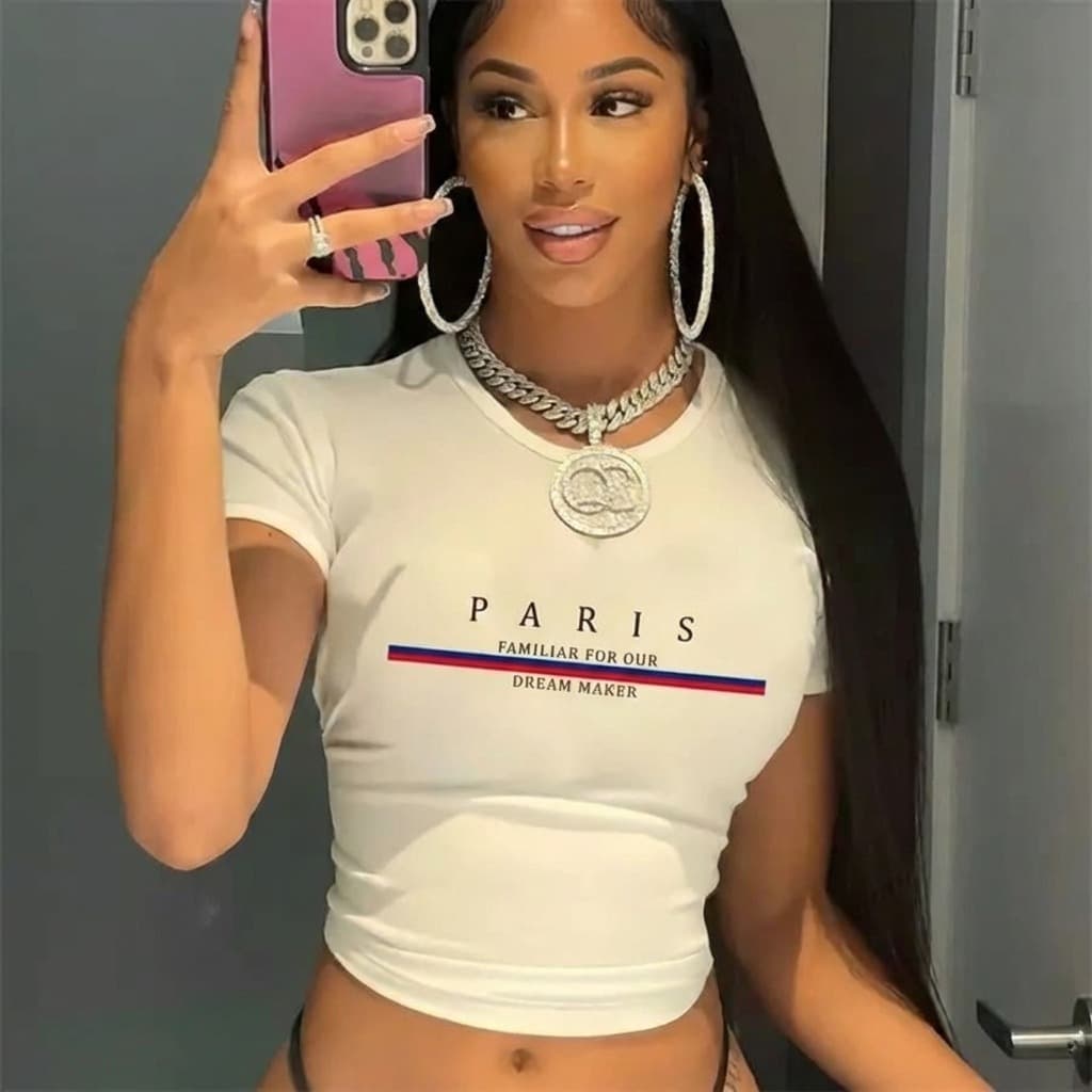 Baby Tee Paris 🤍 Estilo Chique e Minimalista  Camiseta Paris Dream Maker ✨ Vibe Clean Girl