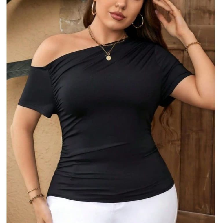 Blusa Feminina Plus Size Suplex com Manga Curta Assimétrica Drapeada Elegante Casual All Curve Estilosa