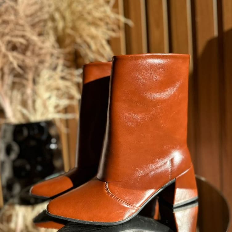 Bota Feminina Bico Fino Salto Baixo Grosso e Lapela Dobrada Confortável Tendencia Moda