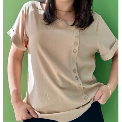 Blusa Viviane manga curta com detalhes de botões na frente