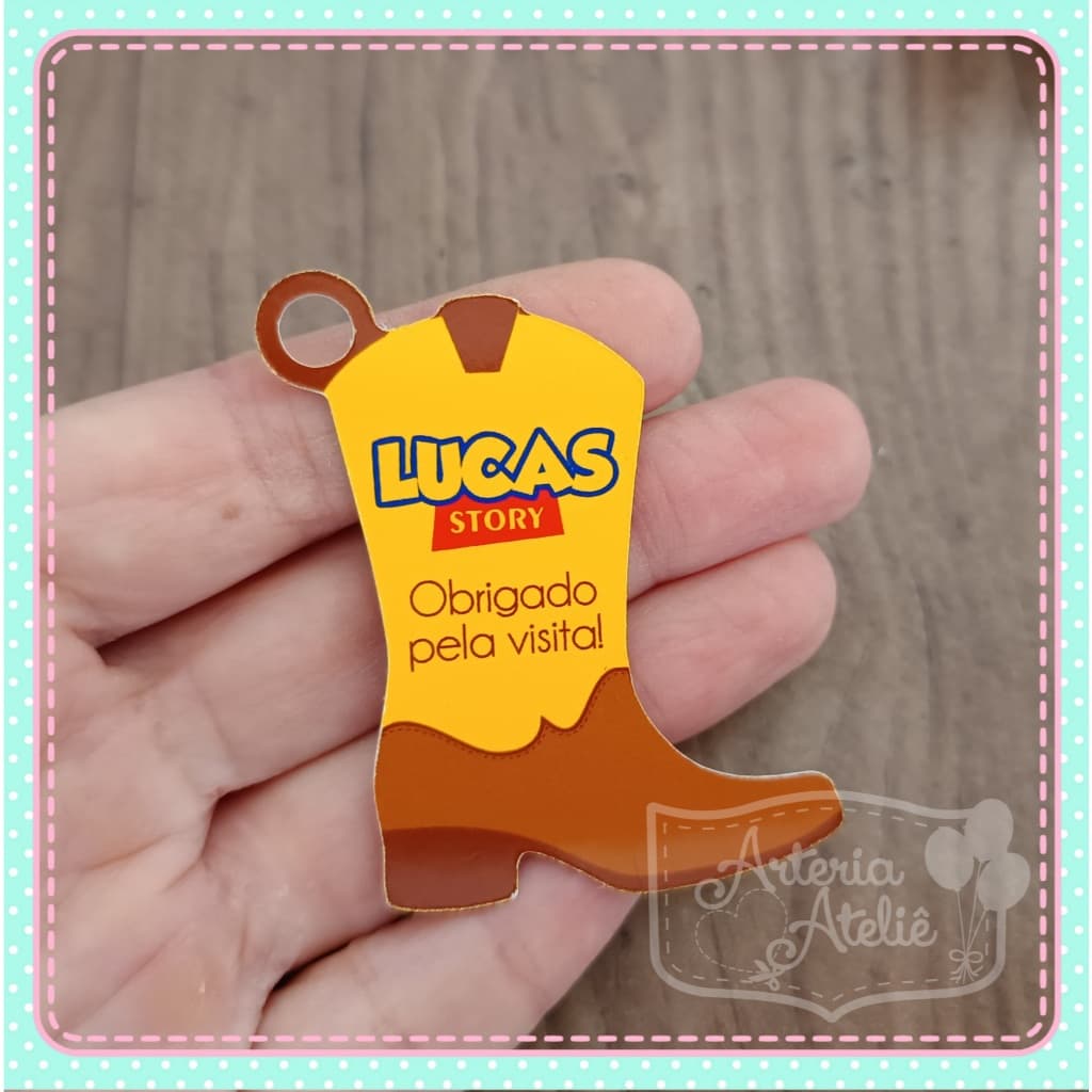 Tag pendurar lembrancinha personalizados festa aniversário maternidade nascimento Bota Botina Wood Toy Garfinho