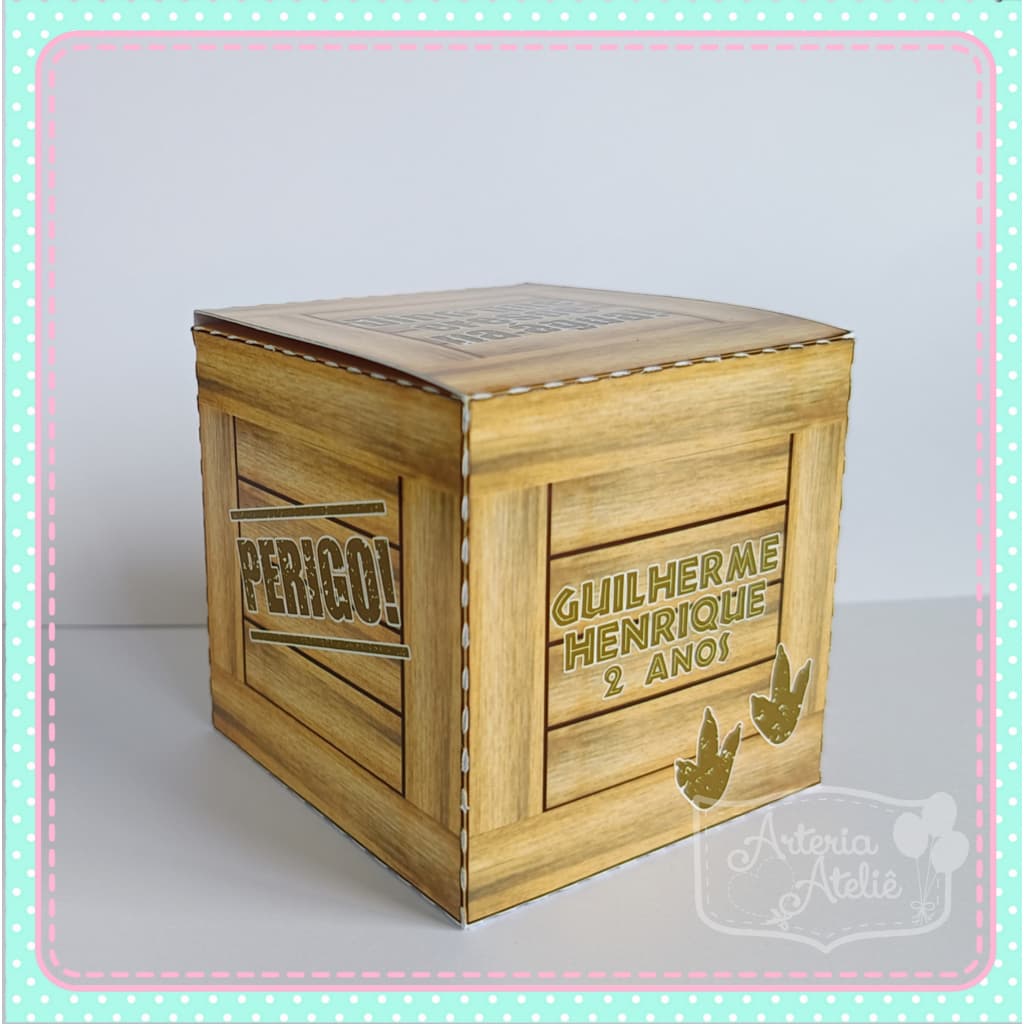 Caixa cubo Lembrancinha Festa Aniversário Pegada Dinossauro 6x6cm (em papel com estampa de madeira)