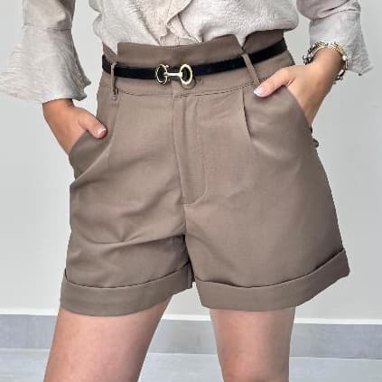 Short Alfaiataria com bolso, passante de cinto, e barra dobrada Marcia