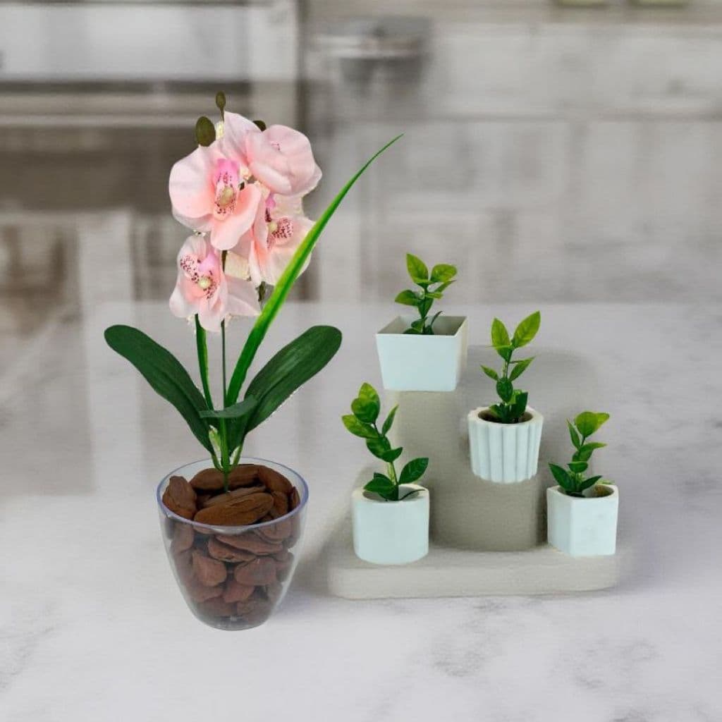 Kit Duas Decorações - Vaso Médio em Acrílico com Orquídeas + 4 Mini Vasos com Plantinhas Decorativo