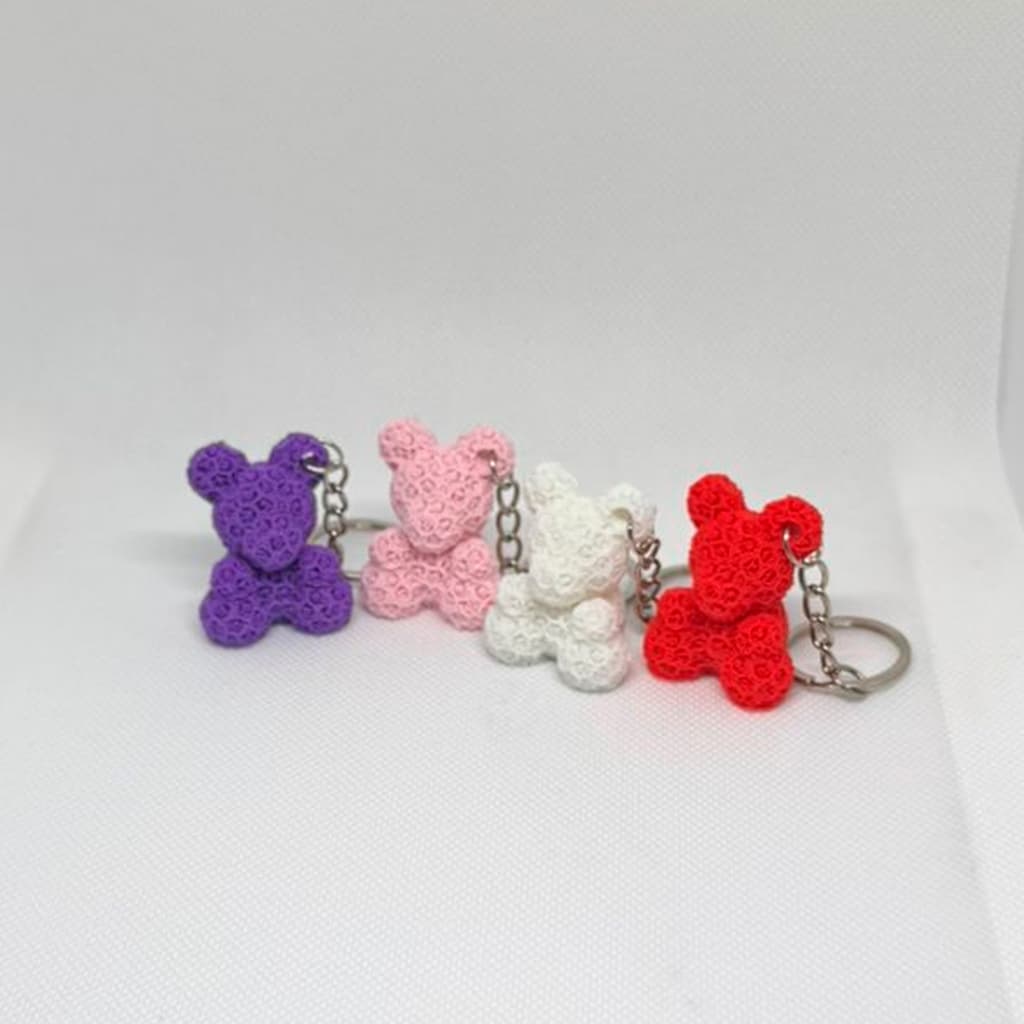 Chaveiro Ursinho 3D com Textura de Rosas – Fofo e Delicado