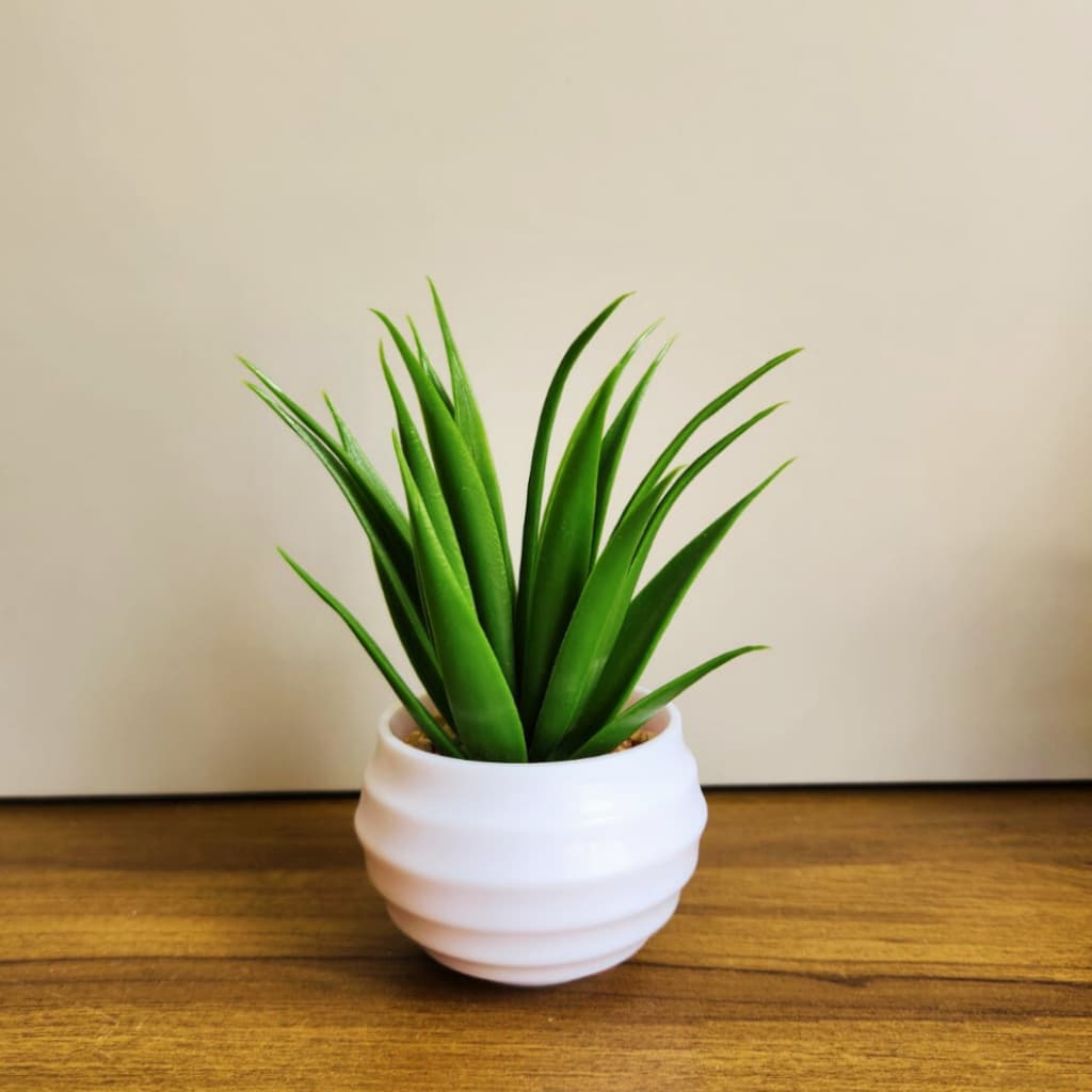 Vasinho Branco Com Planta Artificial Verde