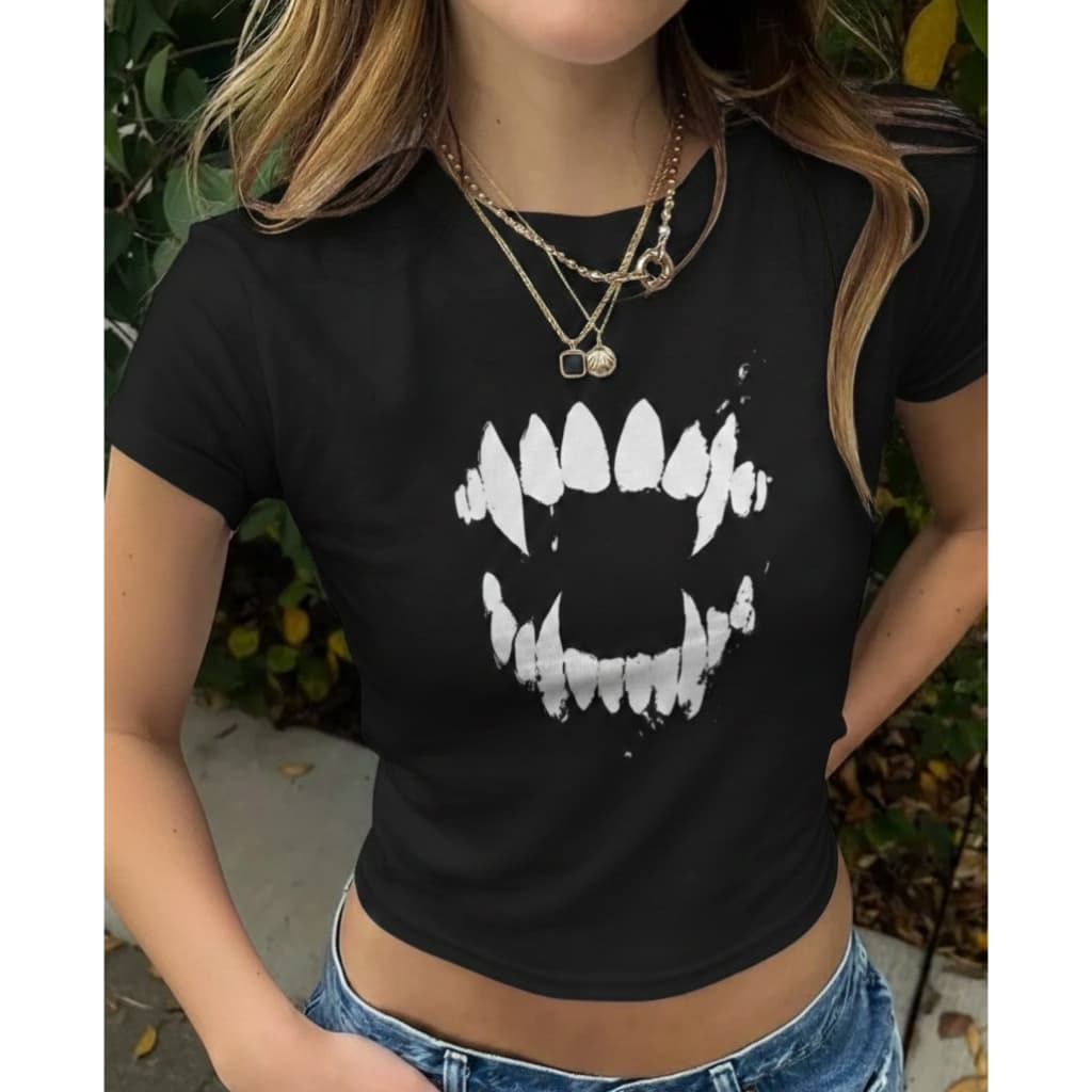 Baby Tee Branca Estampa Presas Vampiro Camiseta Feminina Dark Baby Look Feminina