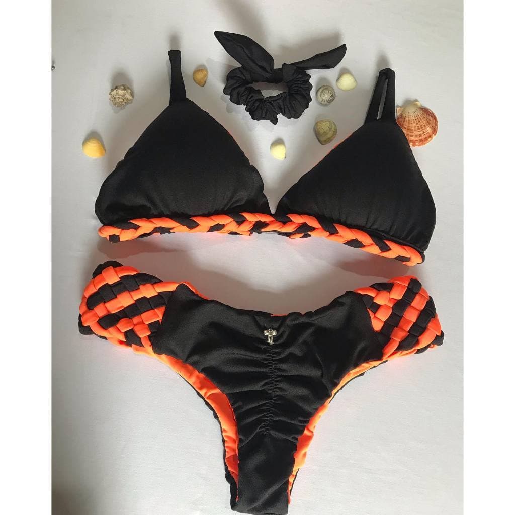 Biquíni fixo com calcinha trança larga empina bumbum preto com laranja neon