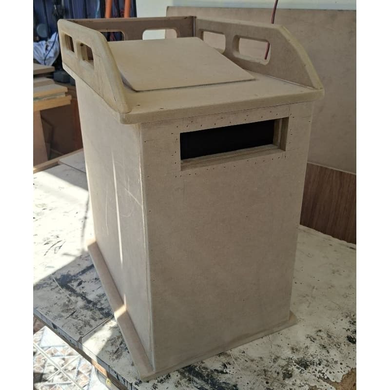 Rack móvel personalizado 30x50x50, com rampa p/ mesa e rádio embutido, cru e vazio