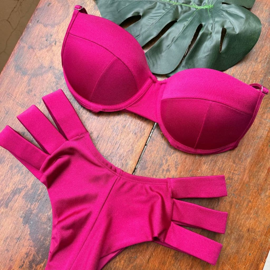 Biquíni Meia Taça Sutiã com Bojo Calcinha Hot Pants