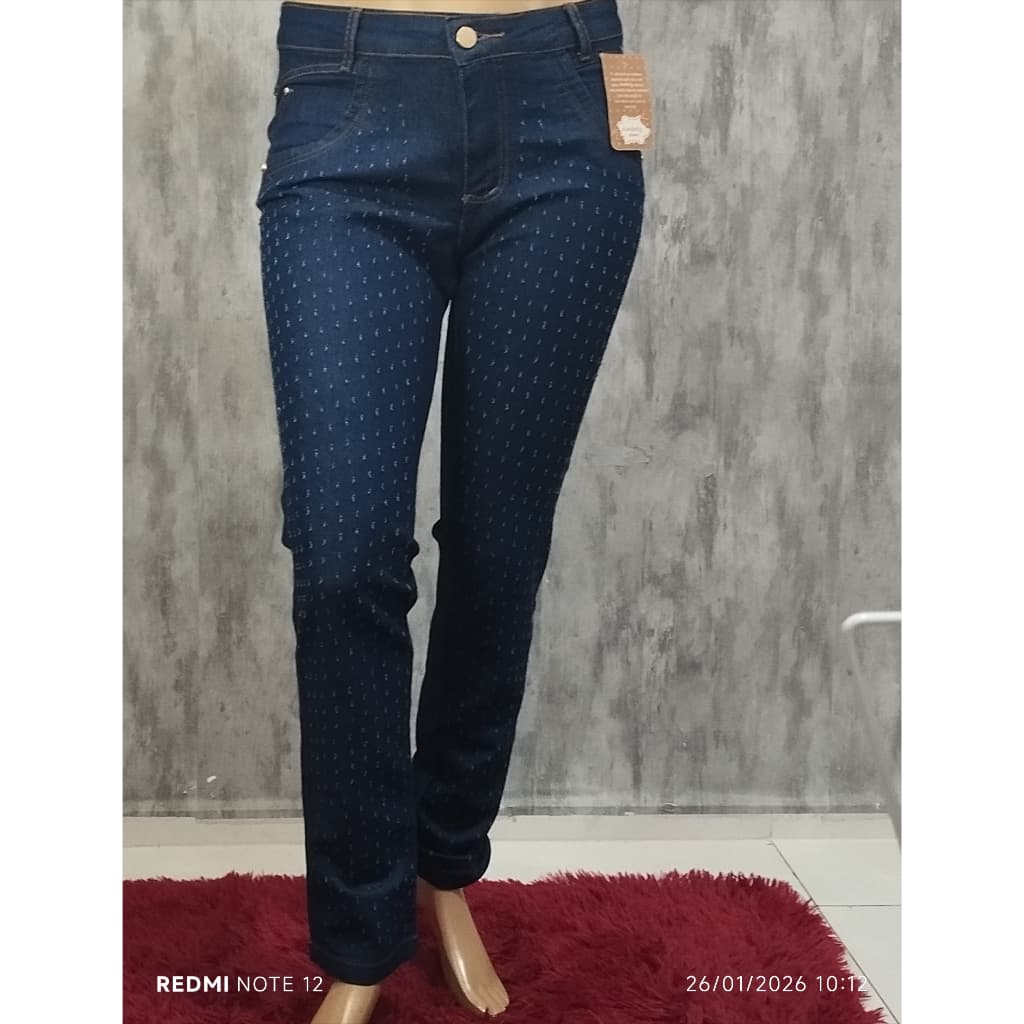 Calça 100% Jeans Skinny  com detalhes nas pernas na parte frontal bolsos funcionais
