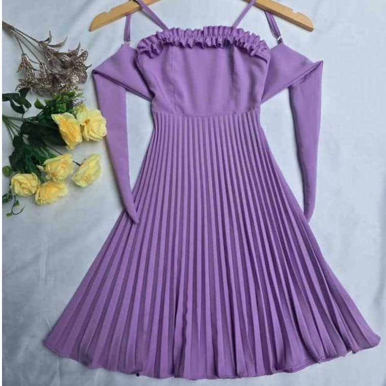 vestido plizado, com detalhe na frente