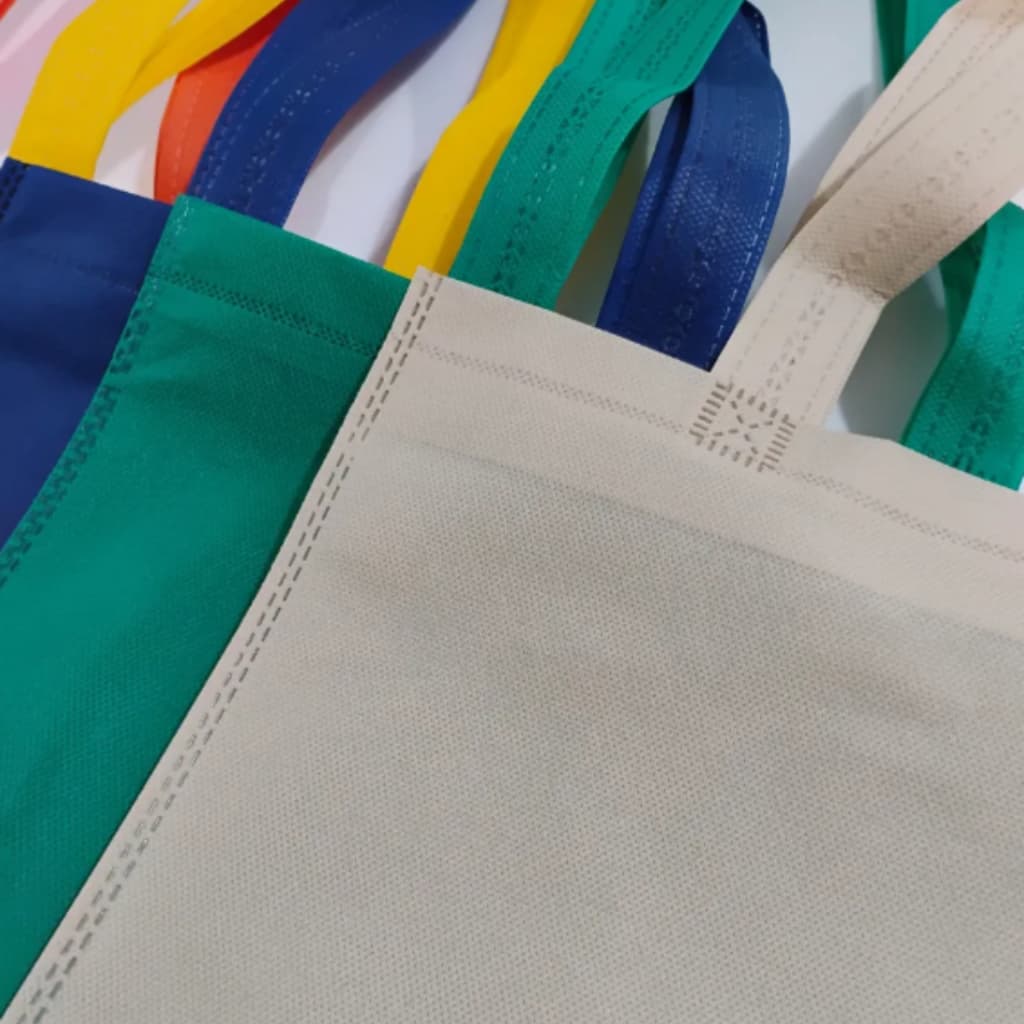 50 Sacolas Tnt Presente Alça Ecobag Mercado Evento 60g Forte Preto Verde Colorido