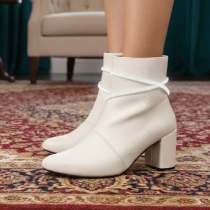 Bota Feminina Bico Fino Luxo com Tiras em Strass Zíper Lateral Salto Médio Bloco Ref. 20/131