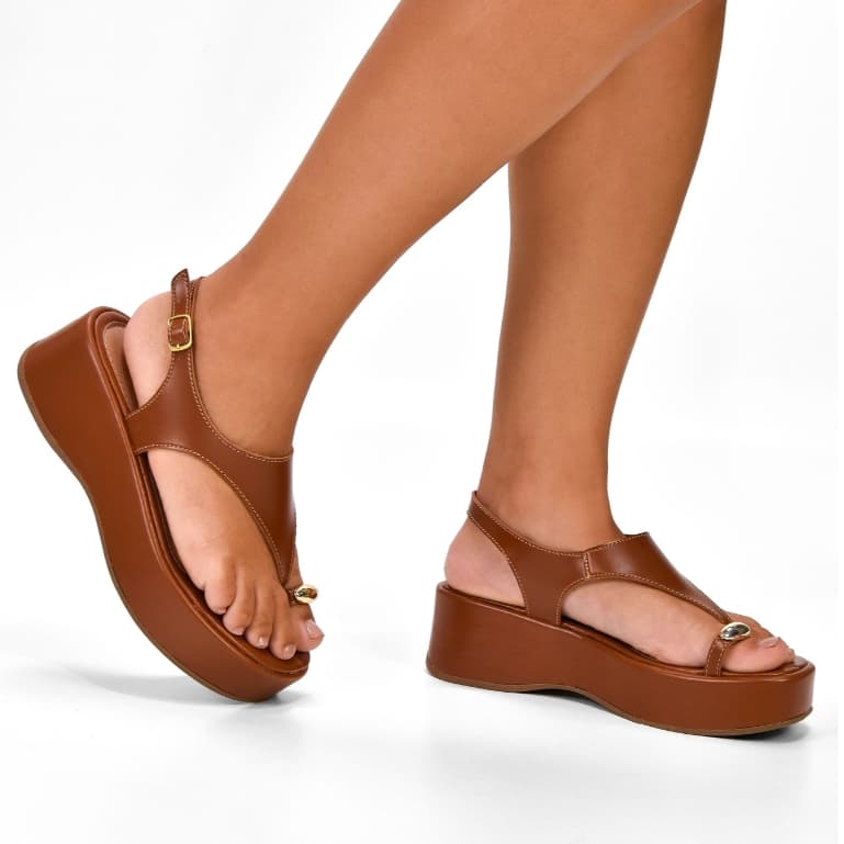 Sandália Feminina Chinelo Plataforma Fivela Anabela Nova Tendencia Feminina Com Enfeite Dourado
