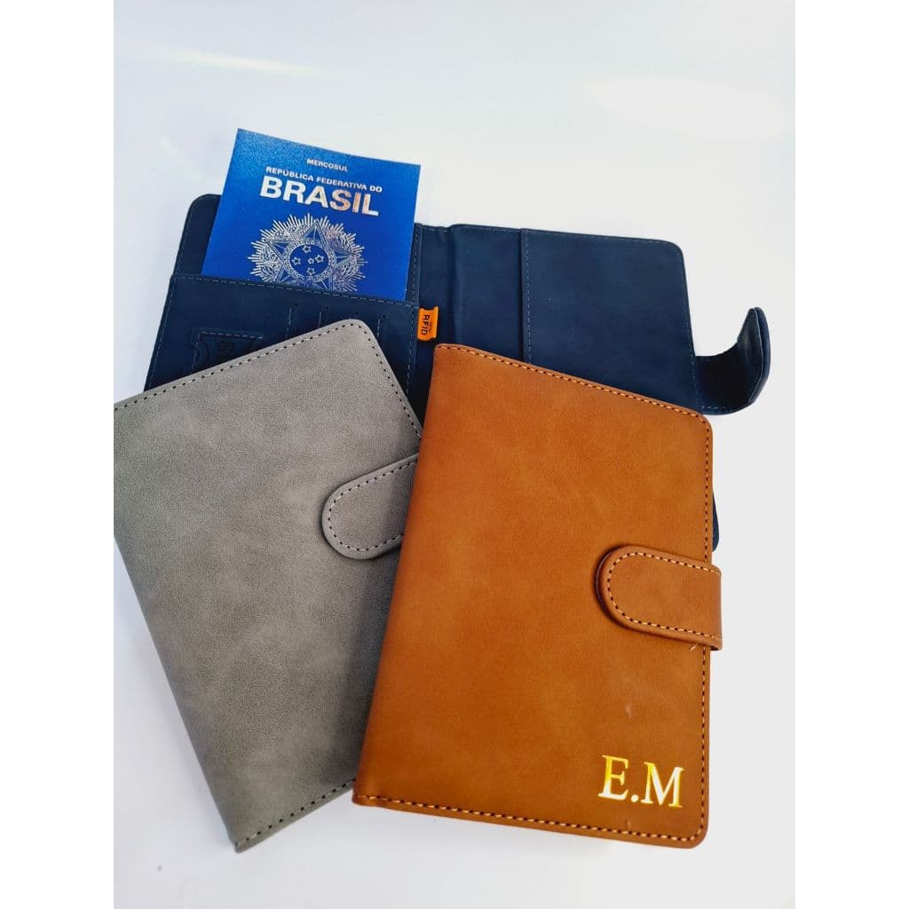 Porta-passaporte em Couro Sintético personalizado com suas Iniciais - viaje com estilo e segurança