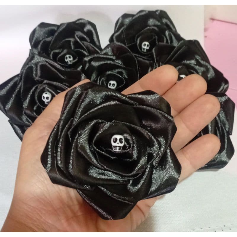 FLOR DE CABELO PRETA CETIM COM PRESILHA E CAVEIRA POMBA GIRA